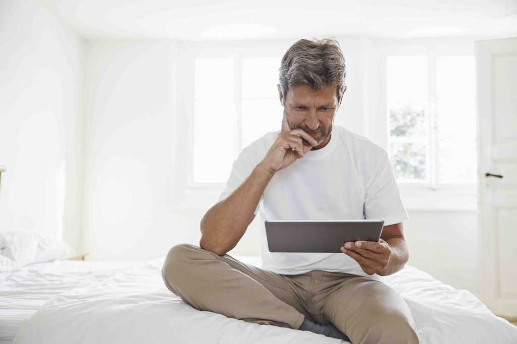 Hombre buscando información sobre alimentos para la próstata
