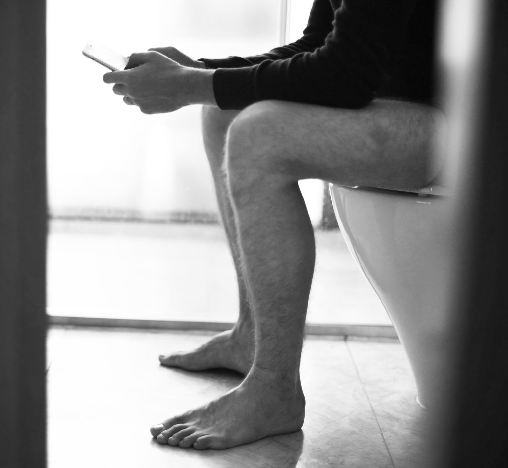 Hombre con problemas urinarios buscando alimentos para la próstata